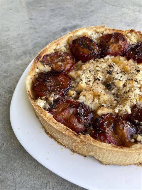 Manzanas y ciruelas cortadas para el relleno
