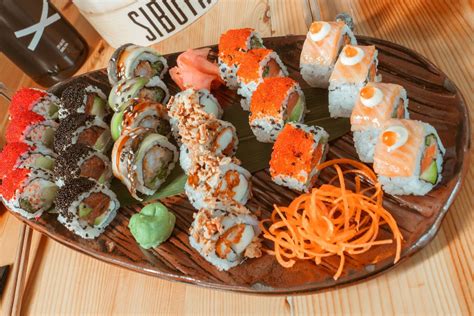 Presentación de un combo de sushi variado en Sibuya Urban Sushi Bar