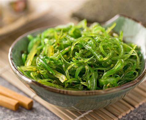 Ensalada de algas wakame y langostinos servida