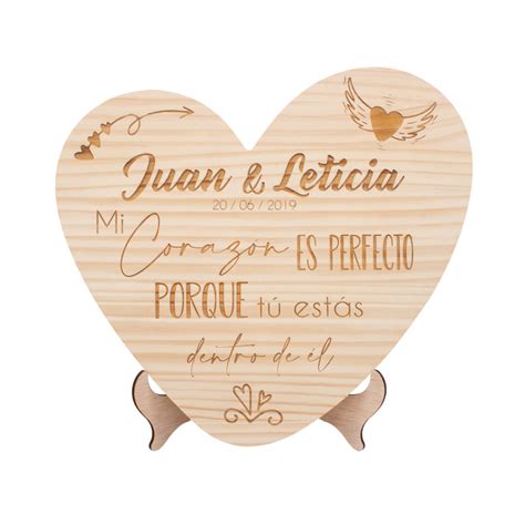 Detalles decorativos de corazón de madera en set de boda