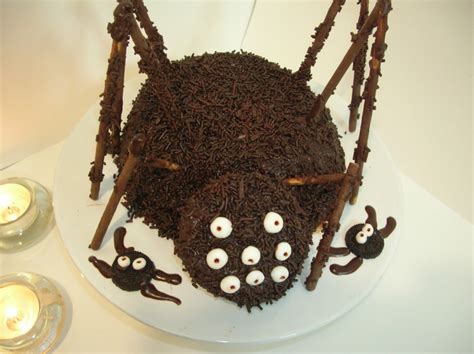 Decoración de bizcocho con tela de araña de chocolate