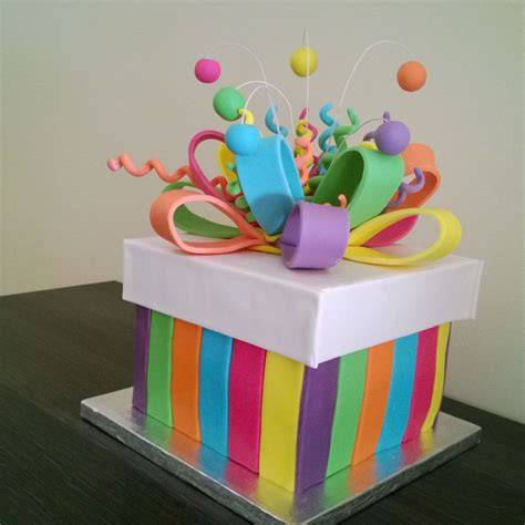 Tarta de cumpleaños con forma de regalo y lazo de fondant