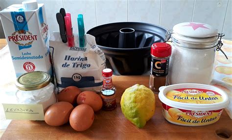 Ingredientes del bizcocho de limón dispuestos