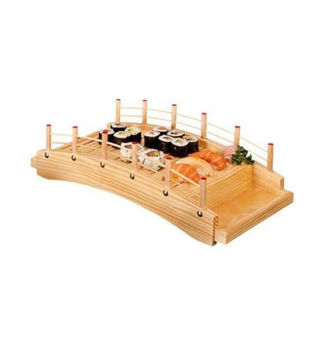 Puente de sushi de madera con sushi servido