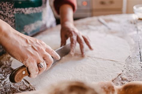 Masa estirada y cortada en tiras