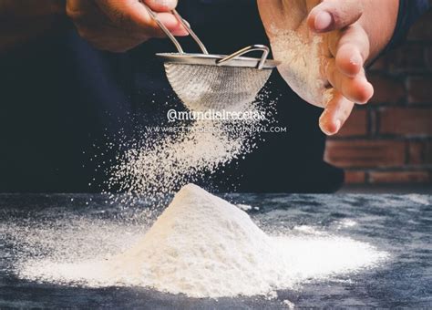 Tamizado de harina en la mezcla del bizcocho
