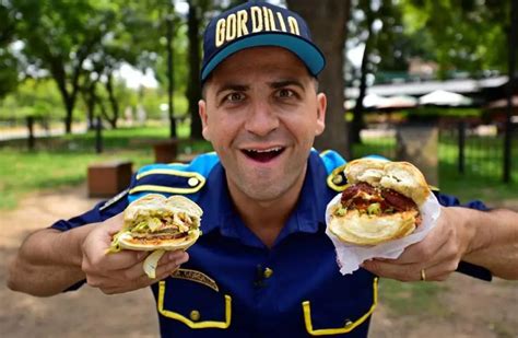 Oficial Gordillo comiendo sándwich de milanesa