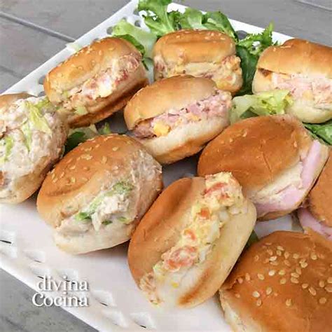 Panecillos de medias noches cortados por la mitad con varios rellenos