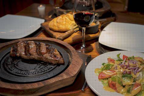 Restaurante La Vaca Argentina con parrilla a la vista