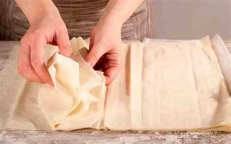 Masa filo doblada formando pétalos de flor