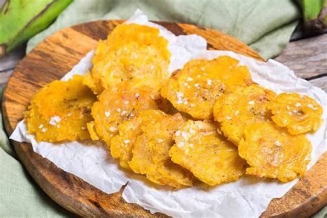 Patacones recién fritos y aplastados