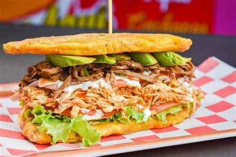 Patacón venezolano relleno con carne y vegetales