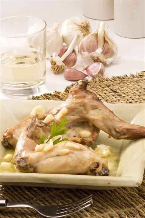 Conejo guisado al ajillo en cazuela