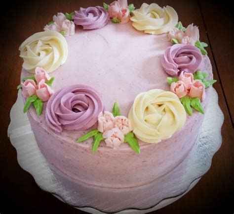 Pastel decorado con crema de mantequilla y adornos