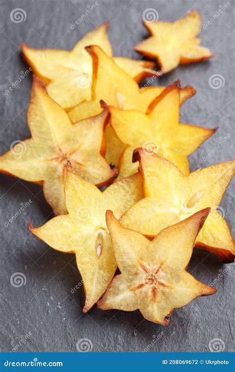 Fruta de carambola cortada en rodajas mostrando su forma de estrella