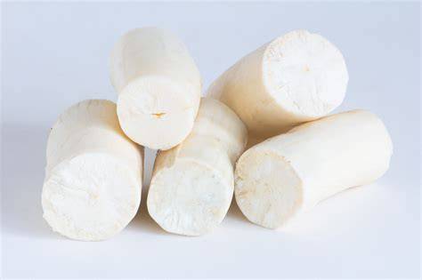 Raíz de yuca fresca y cortada
