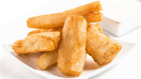 Yuca frita crujiente servida en un plato