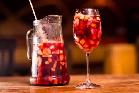 Copa de sangría roja con frutas