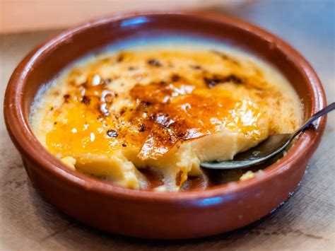 Mesa con varios postres catalanes, incluyendo crema catalana