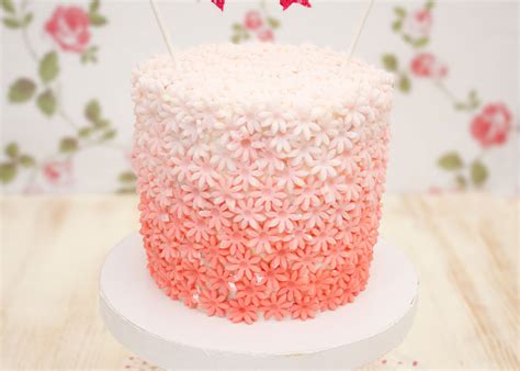 Decoración de tarta con pétalos de fondant