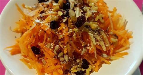 Ensalada de zanahoria y frutos secos servida