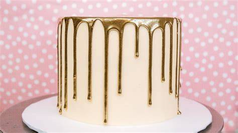 Pastel decorado con drip dorado