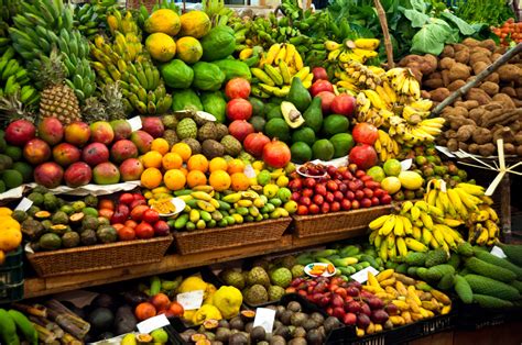 Frutas tropicales y mango en un mercado