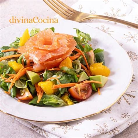 Plato de ensalada de salmón ahumado con mango