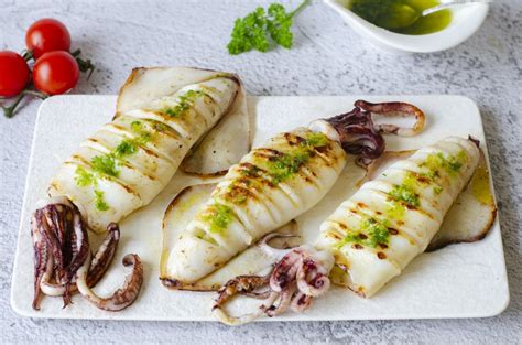 Calamar a la plancha con mango y cebolla