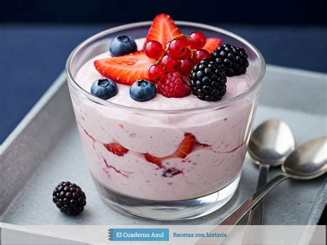 Presentación de mousse de frutos rojos en copas