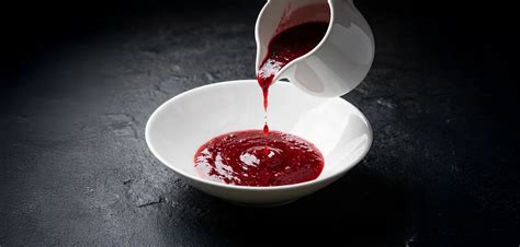 Ingredientes para la salsa de frutos rojos en un cazo