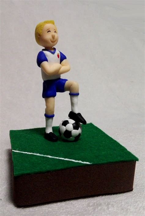 Detalle de figura de futbolista para tarta