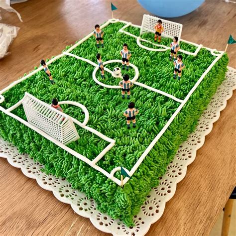 Ejemplo de tarta de comunión decorada con temática de fútbol