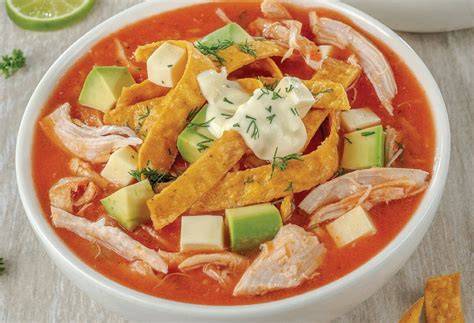 Aguacate y queso como toppings para sopa de tortilla