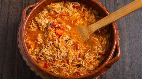 Pollo desmenuzado con salsa barbacoa en una sartén