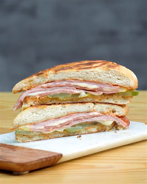 Sandwich de pollo dominicano montado