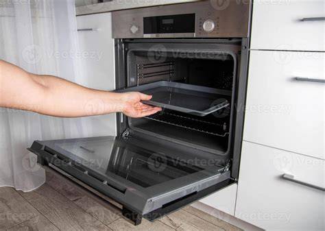 Horno con bizcocho horneándose