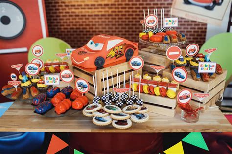 Mesa de dulces con cupcakes, macarons y galletas decoradas