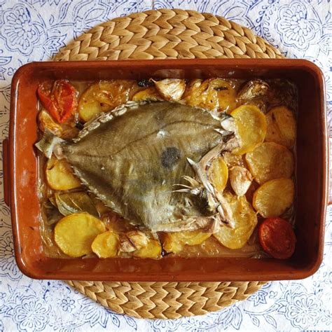 Gallo de San Pedro al horno con patatas