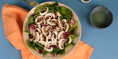 Ensalada de champiñones y verduras ya montada y aderezada, lista para comer