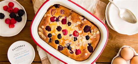 Molde de clafoutis con frutos rojos antes de hornear