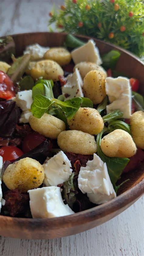 Ingredientes frescos para ensalada de ñoquis
