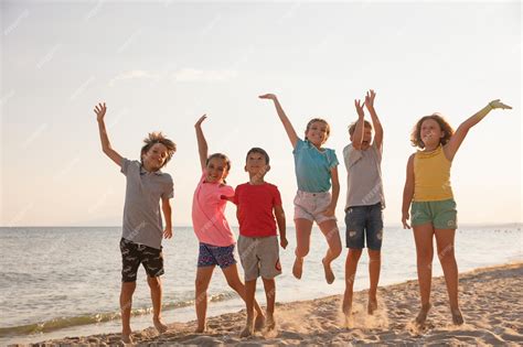 Niños disfrutando de tartas temáticas
