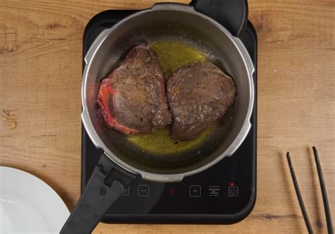 Marcado de carne de ternera en olla