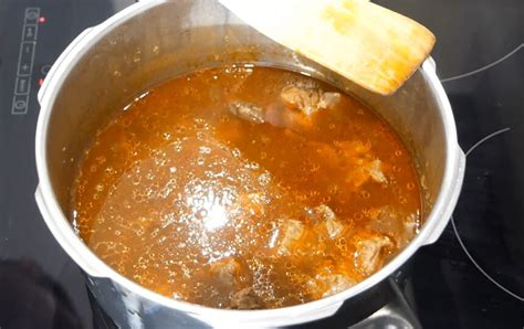 Olla express cocinando carne guisada