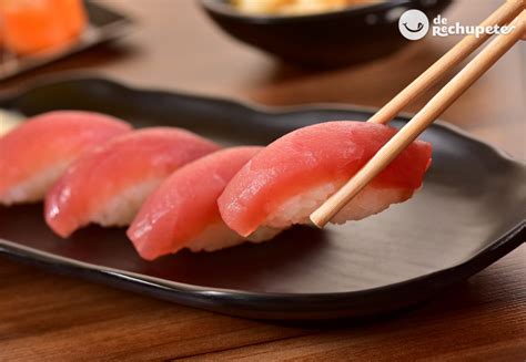 Plato de nigiri de atún con arroz y wasabi