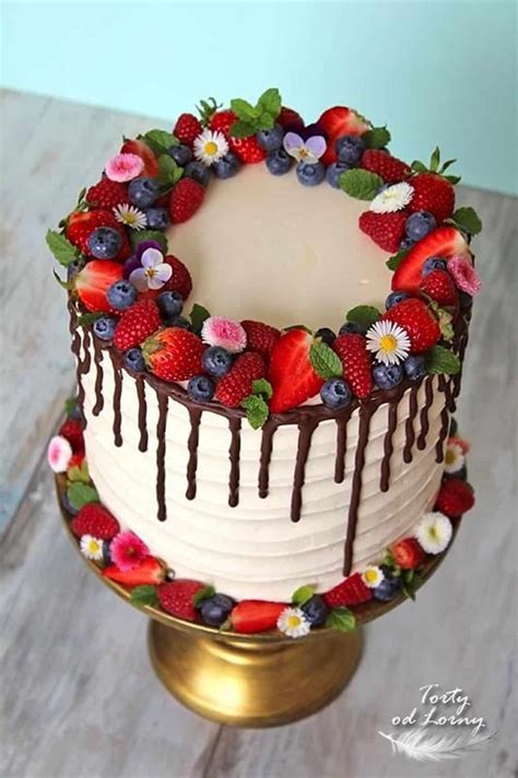 Decoración de tartas de cumpleaños con frutas y flores