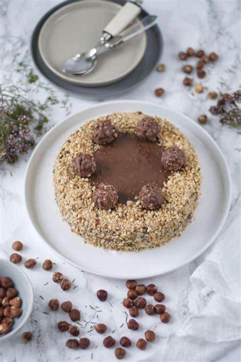 Decoración de tarta bombón con Nutella y avellanas