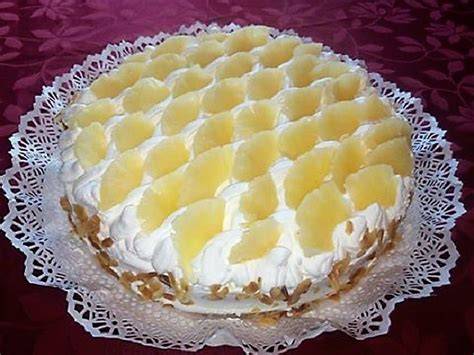 Tarta de piña, crema y nata decorada