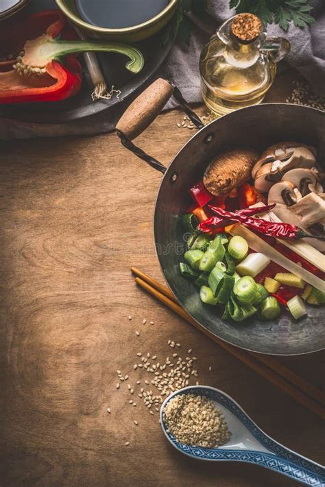 Wok con las verduras rehogándose y las especias